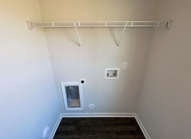 Building Photo - Beautiful 3 Bedroom, 2 1/2 Bathroom Home off Robinhood Rd in Winston!