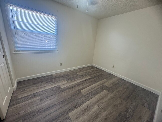 Building Photo - 7955 Deer Lake Dr