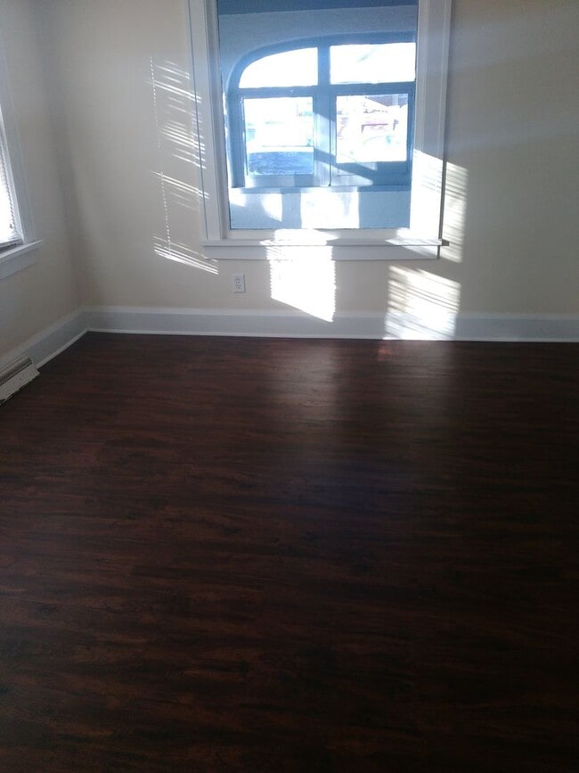 Building Photo - Fenced Yard. 2 bed home