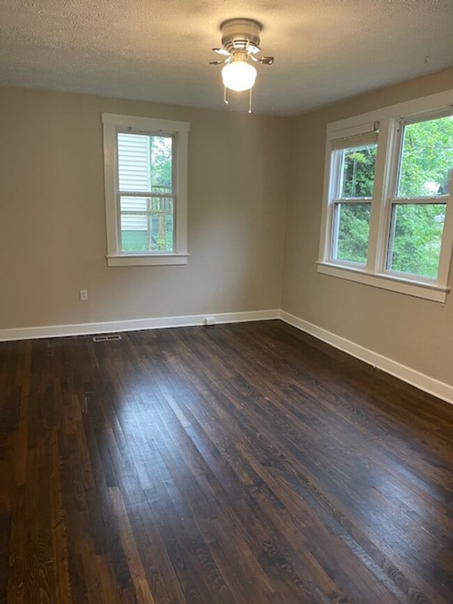 Building Photo - Charming Bungalow Vibes in the Heart of Ol...