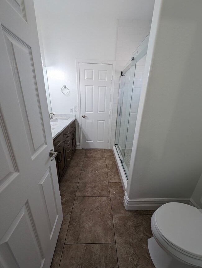 Building Photo - BEAUTIFUL EXECUTIVE STYLE home w/ entertai...