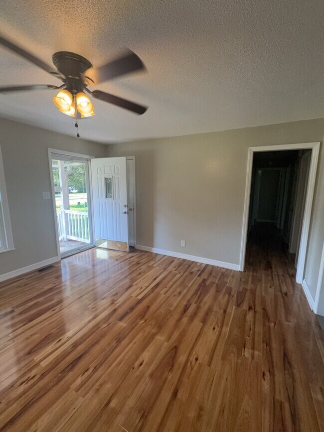 Building Photo - 2530 Country Club Rd