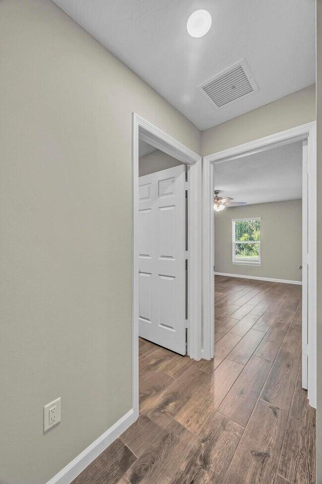 Building Photo - 574 NW Bayshore Blvd