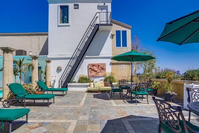 Building Photo - 435 N Oakhurst Dr