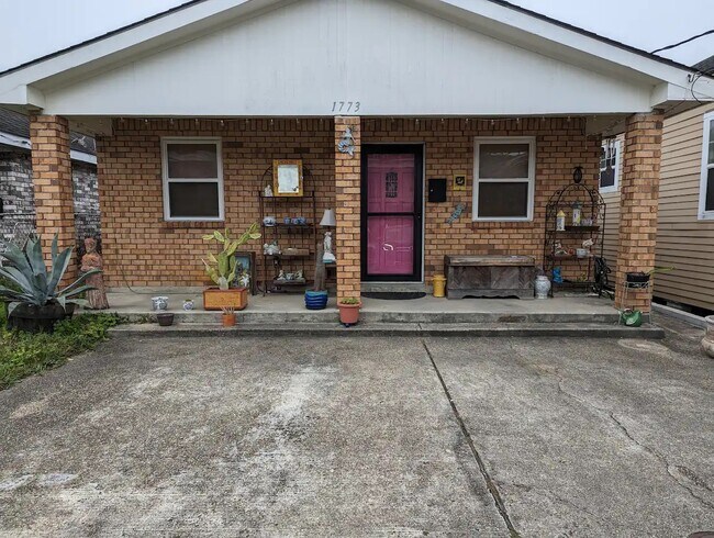 front door & driveway - 1773 Rousselin Dr