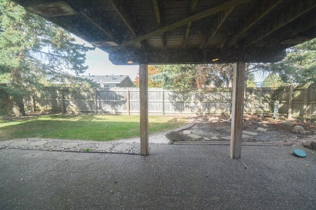 Building Photo - Spacious 3 Bed, 2 Bath Home with Finished Basement and Walkout Patio!