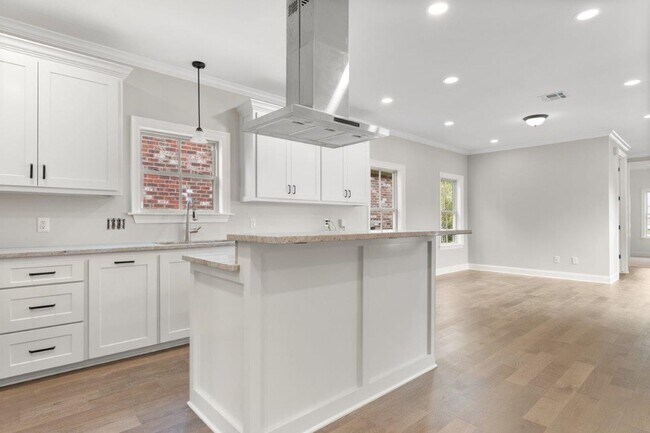 Building Photo - 4150 Primrose Dr