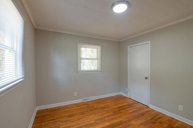 Building Photo - Coming SOON ! This 3 Bedroom home in Fores...