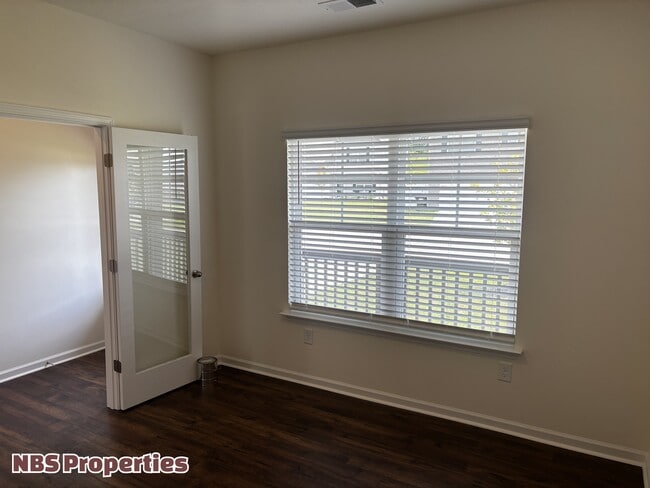 Building Photo - 935 Utopia Ln