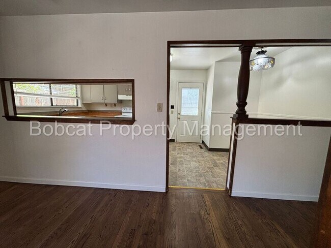 Building Photo - 750 Crain St