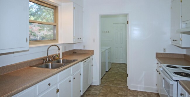 Building Photo - 205 Lakewood Dr