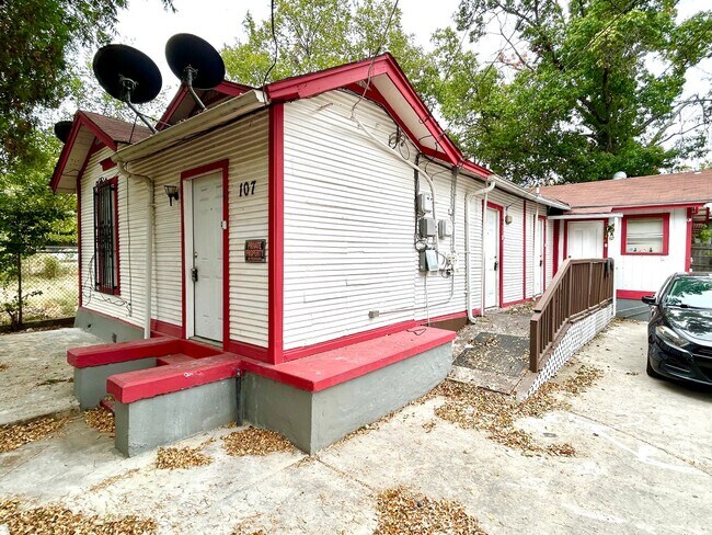 Building Photo - **APPLICATION RECEIVED** **MOVE-IN SPECIAL...