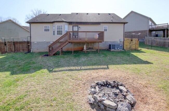 Building Photo - Sweet 3 bed 2 bath.  Cat friendly.