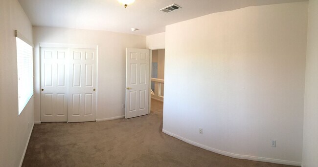 Building Photo - Gorgeous 3Bed/3Bath home located in Royal ...