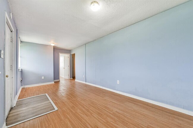 Building Photo - 639 St Charles Dr