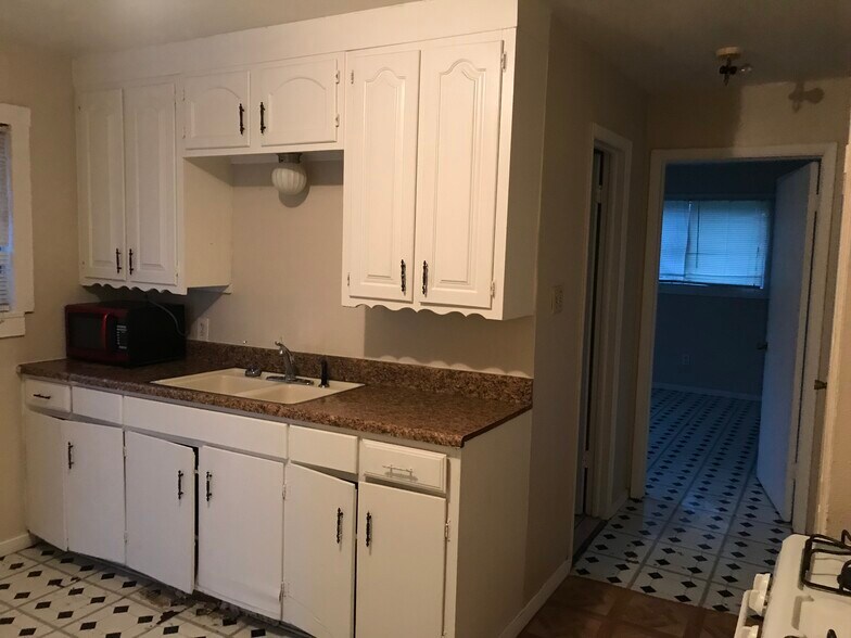 Kitchen - 2818 S Grove St