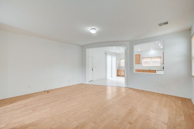 Building Photo - Beautiful 3 bedroom/2.5 baths located acro...