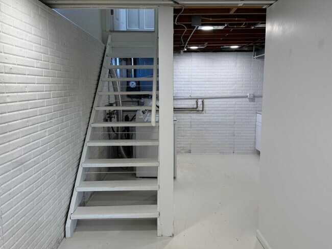 Building Photo - 2319 Pinehurst St