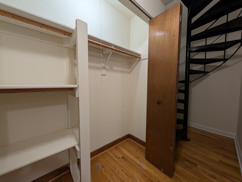 Building Photo - 813 W Cornelia Ave