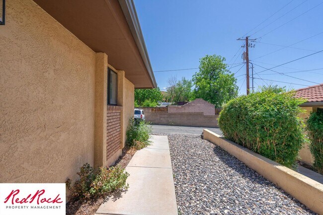 Building Photo - Newly Remodeled 3 Bedroom Townhome. Small ...
