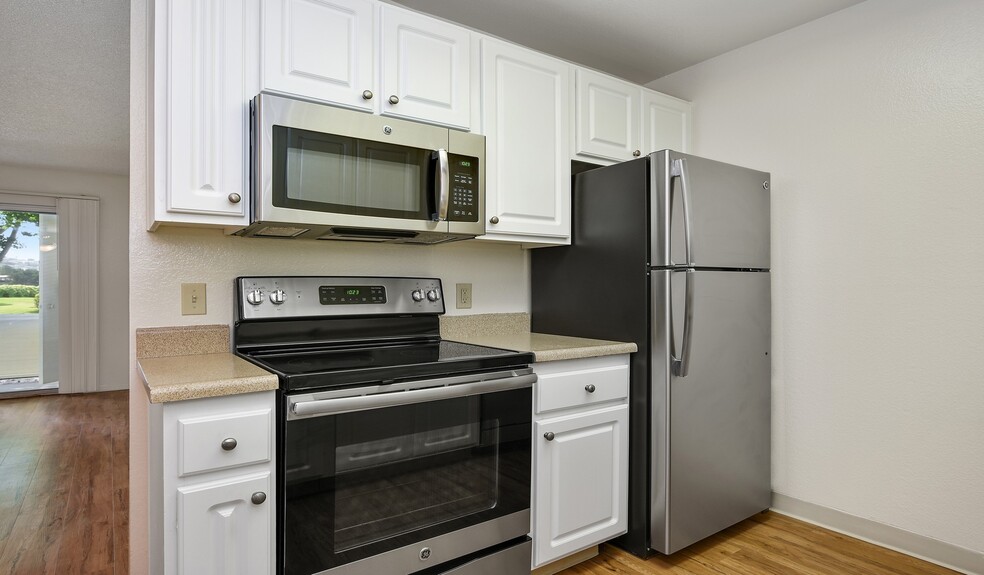 Fully-equipped kitchens with stainless steel appliances - Mariners Cove Apartments