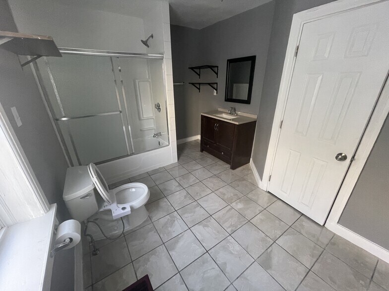 2 fl Bath - 1317 S Howard St