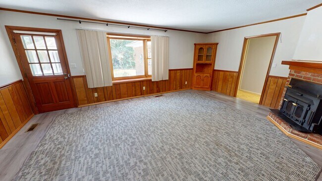 Building Photo - Charming 3 Bedroom Brick Ranch with Refurbished Original Woodwork