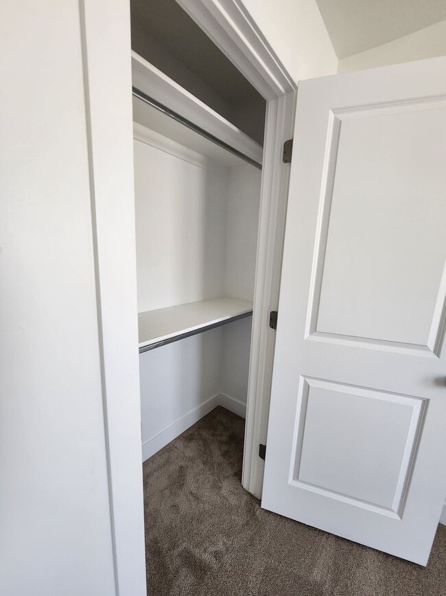 Building Photo - Beautiful Modern Townhome with Spacious La...