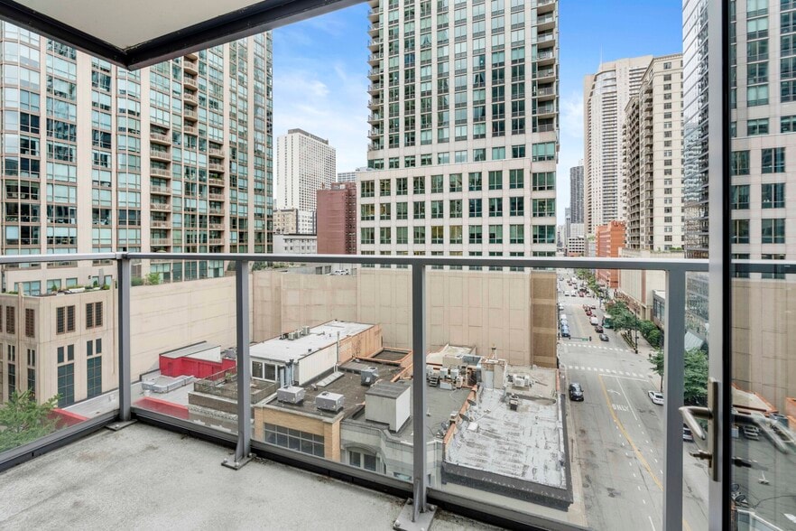 Building Photo - 48 E Huron St