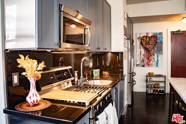 Building Photo - 460 S Spring St