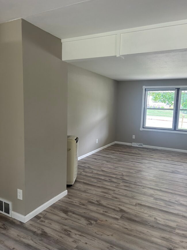 Building Photo - 2193 Packerland Dr