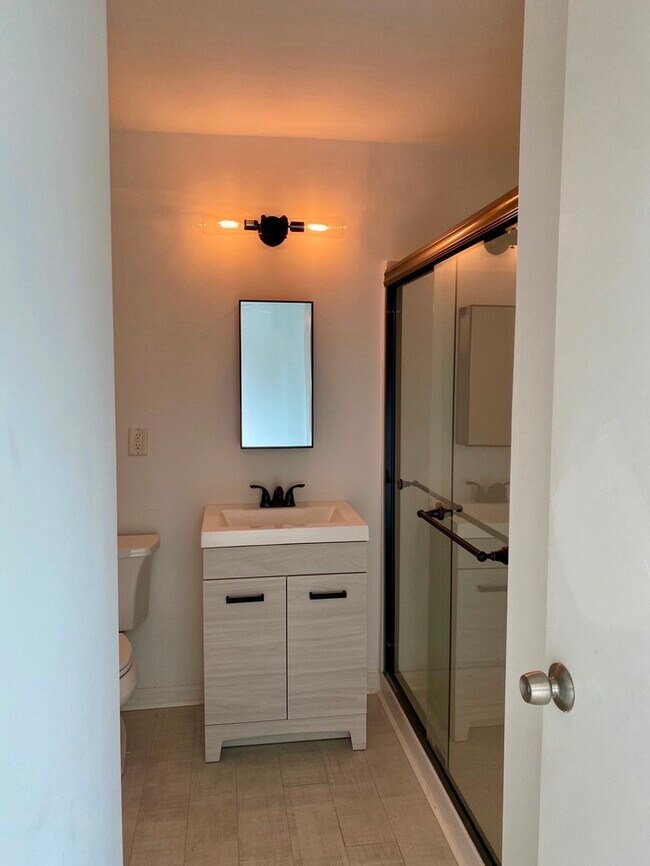 Building Photo - 910 Shelby Ave