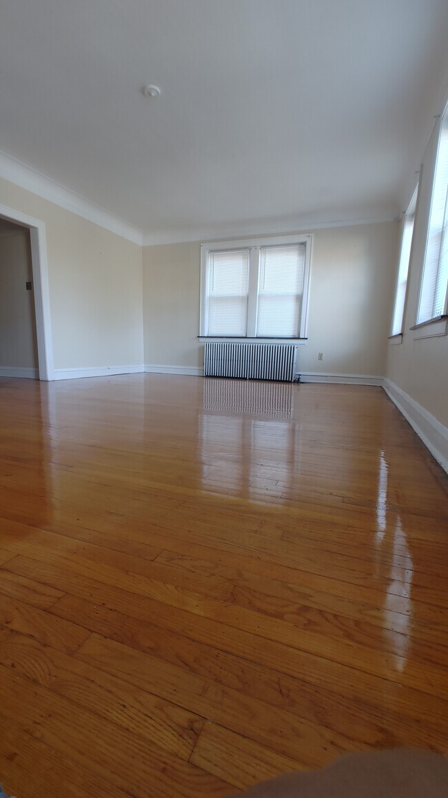 Living room - 7431 S Jeffery Blvd