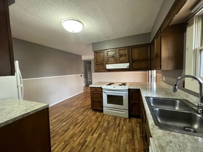 Building Photo - Quiet Living but Only a Mile from downtown...