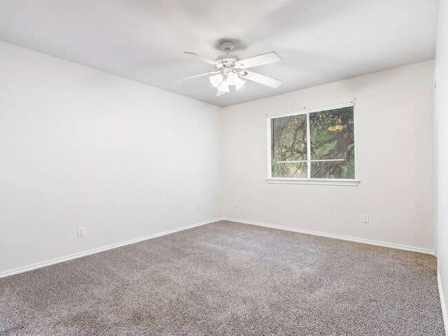 Building Photo - Stylish & Spacious 3-Bedroom Home Perfect for Students and Families