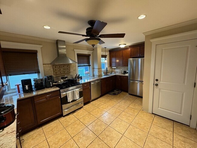 Building Photo - 40 Sydney St