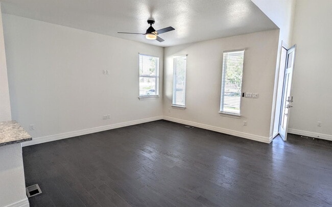 Building Photo - 1157 Bon Homme Richard Dr