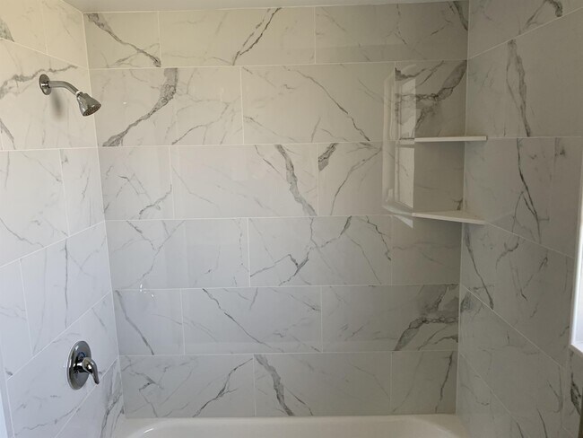 Building Photo - 1920 W Lakeview Blvd