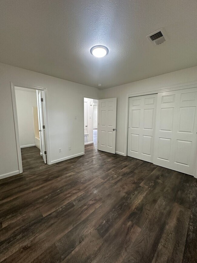 Building Photo - Kinkead Duplex