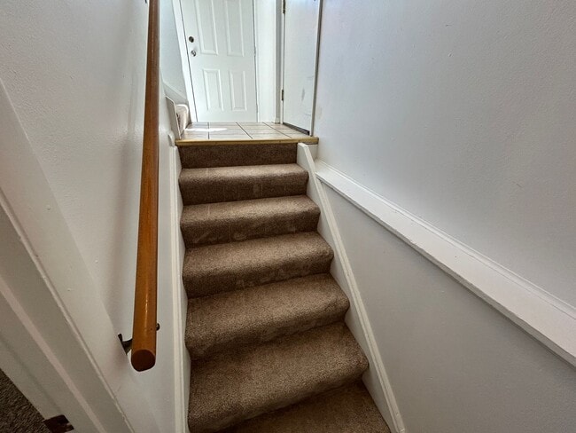 Building Photo - 5 Bed 2 Bath Home with 2 Car Attached Garage in Quiet Nice Neighborhood.