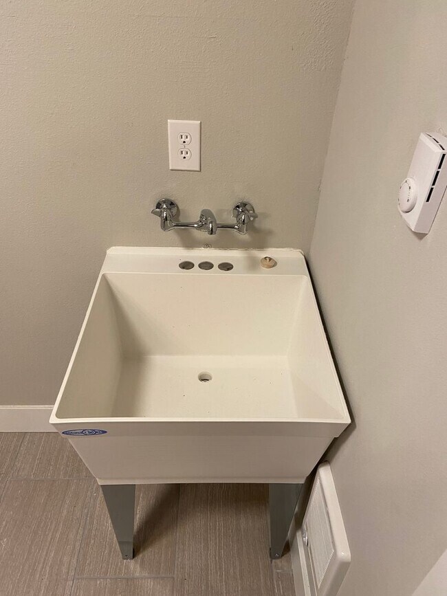 Building Photo - 4 Bedroom, 2.5 Bath 2 Car Garage, Brand Ne...