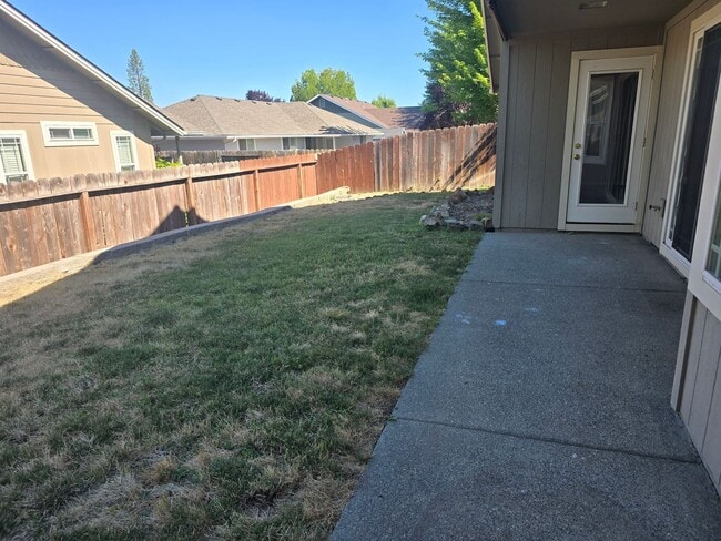 Building Photo - 3 bed 2 bath  Home for Rent in Grants Pass