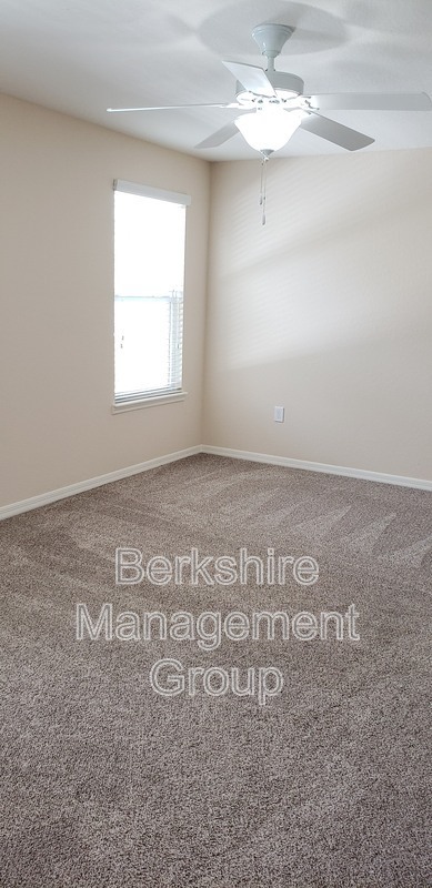 Building Photo - 1012 Dossey Oaks Ln