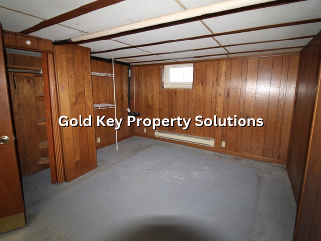 Building Photo - Spacious 1 BR 1 BA House with Fenced Backy...