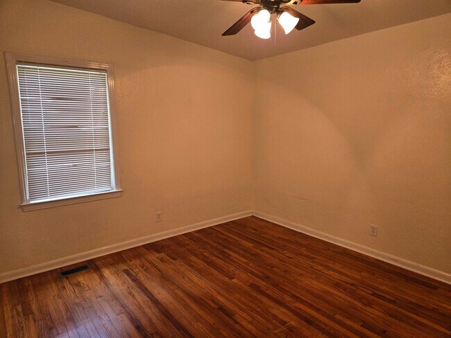 Building Photo - 1809 Tyndall Dr