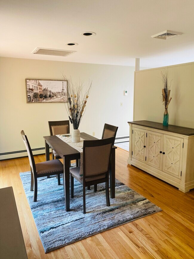 Building Photo - 7863 Russell Ln