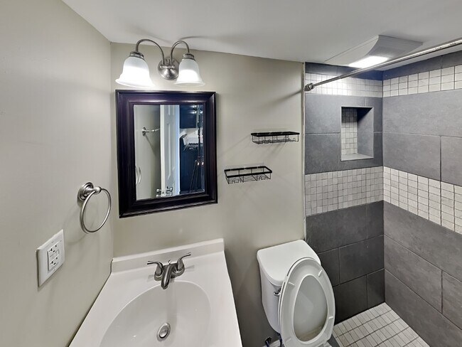 Building Photo - Lantern Square Apartments-B5