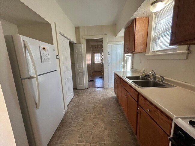 Building Photo - Charming Three Bedroom House In Grove City