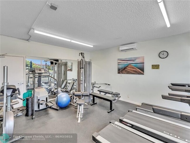 Building Photo - 1150 Hillsboro Mile-