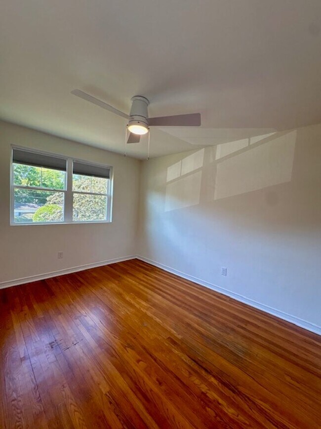 Building Photo - Fully Renovated Three Bedrooms Condo in South Windermere